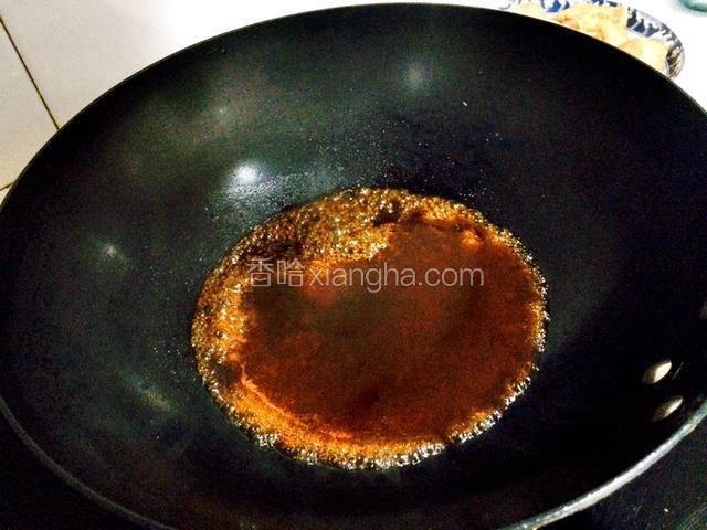 倒在锅内，小火熬汁至粘稠。