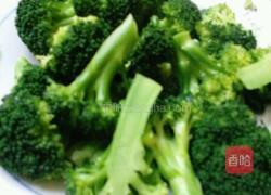 西兰花炒虾仁的做法图解1