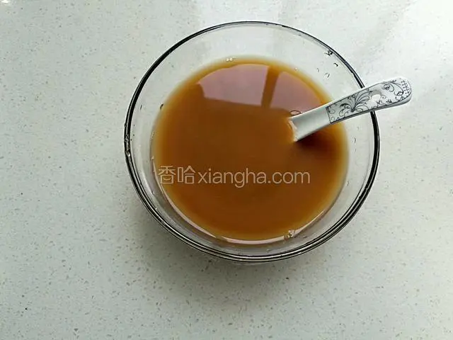 半碗水加入生抽，米醋，蚝油，淀粉，调成汁待用。