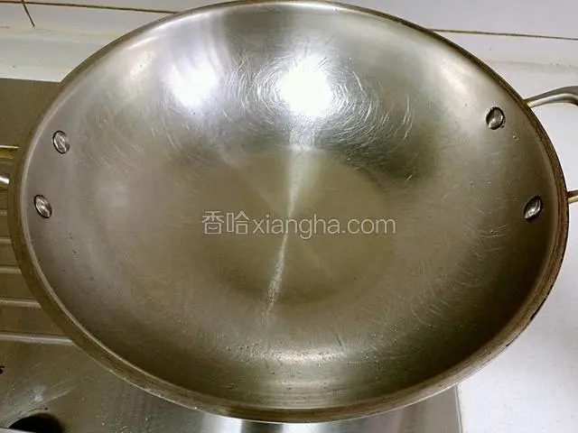 锅中油烧热。