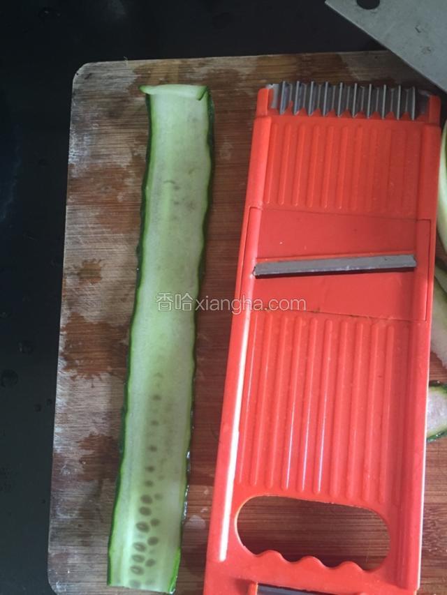黄瓜用工具刮成片