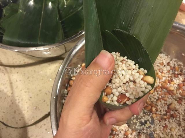 左手大拇指把漏斗形状的左侧往里压。