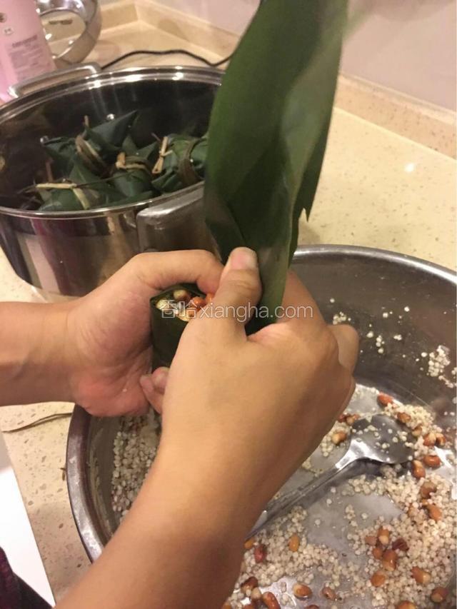 顺势将上面的叶子往下盖。