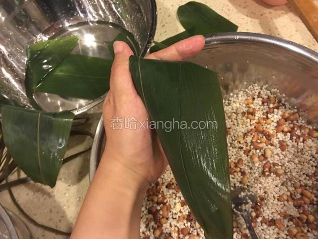 叶子压到左手大拇指位置时，松开左手大拇指。左手手掌压住盖过来叶子的左侧。