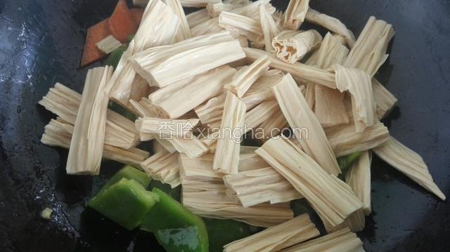 放入泡好的腐竹翻炒入味！