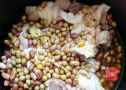 莲藕黄豆猪脚汤的做法图解3