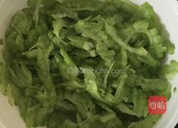 苦瓜炒肉的做法图解1