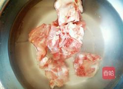 白萝卜大骨汤的做法图解1