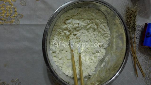 加入适量白砂糖（根据个人口味酌情加，不喜甜食可不加）加35度温水用筷子搅拌成絮状