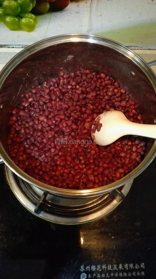 面团发酵过程中，红豆已熟烂，关火
