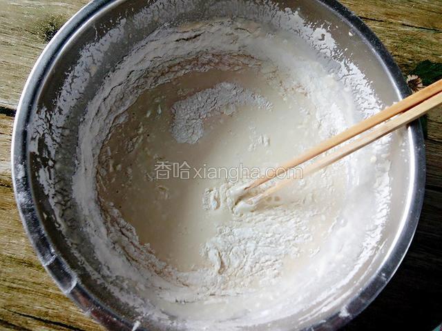 取适量面粉，加入少许淀粉，放入容器中，加适量清水