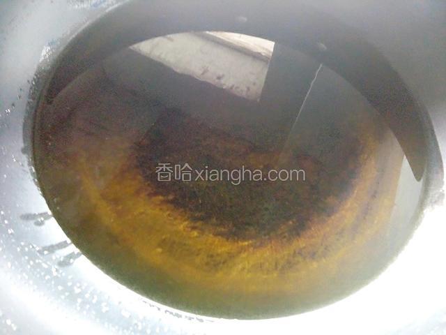 锅中加入适量植物油，烧开！这时，我们也别闲着，进行下一步，等油烧开哦