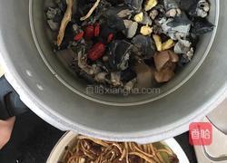 乌鸡炖茶树菇的做法图解2