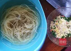 Illustration of making spicy and sour rice noodles 4