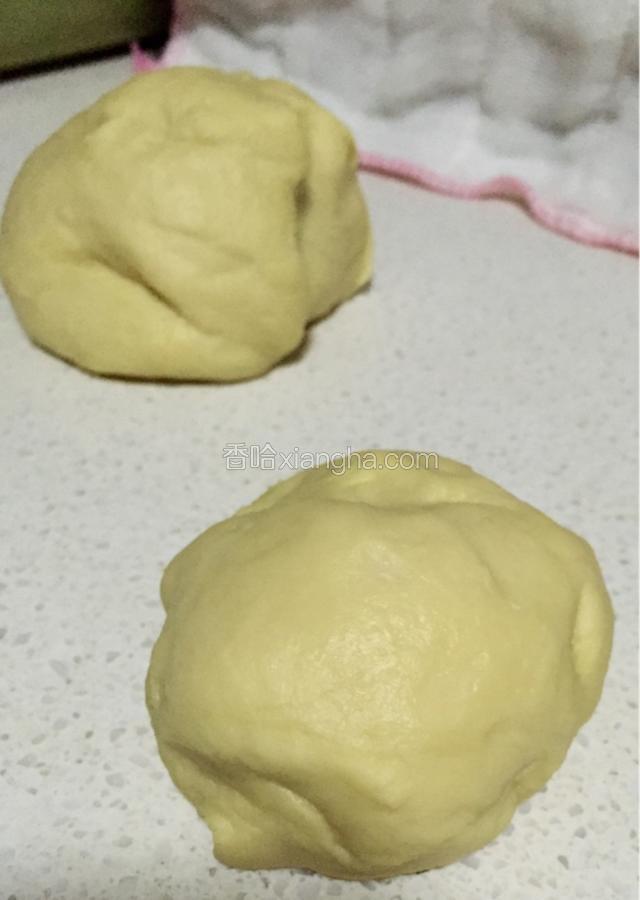 分出三分之一的面团