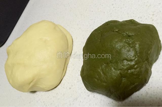 把抹茶粉加进去，我是直接揉到面里的，没额外弄湿抹茶粉