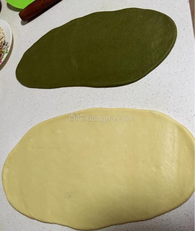 将两份面擀开，成长形状