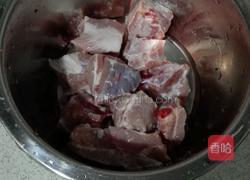 玉米排骨汤的做法图解1