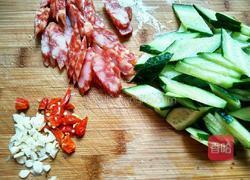 黄瓜炒腊肠的做法图解2