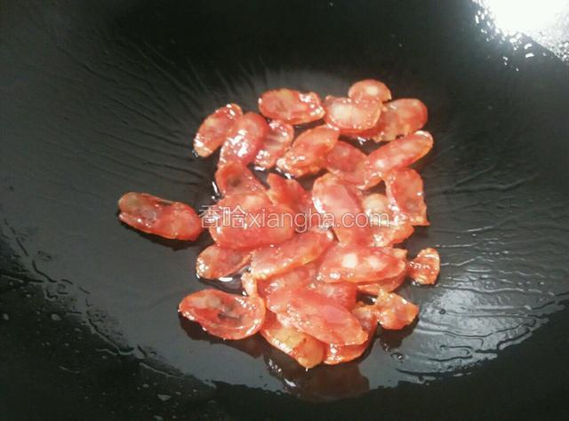 锅中放少量的油，放入腊肠小火煸岀油
