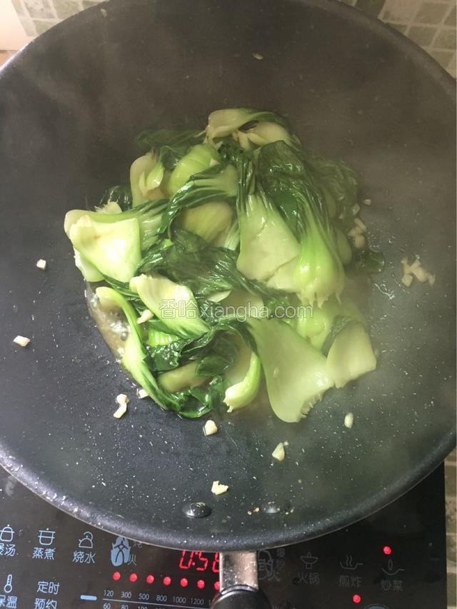 然后把油菜放进去大火爆炒几分钟，加入少许盐