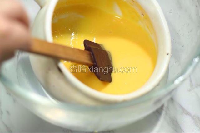 奶锅隔着冷水继续搅拌蛋黄牛奶液，直到完全冷却。最好也能过筛一遍，放冰箱冷藏一下。奶锅放冷水中是以免锅的余温继续加热蛋奶液。