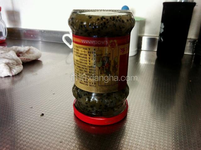 准备一个空瓶，开水烫过，晾干，果酱装瓶，盖紧，倒扣，晾凉冰箱冷藏保存，开盖后尽快食用