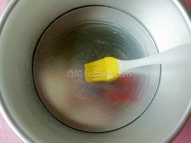 模具底，侧面刷上玉米油
