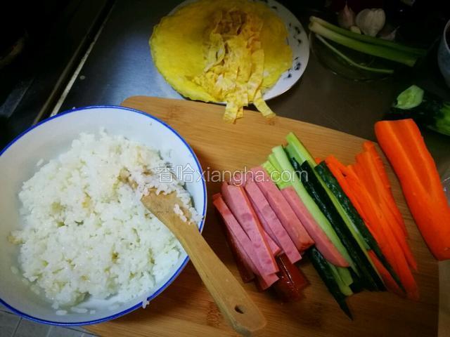 米饭晾至30度，拌上寿司醋，寿司醋用两克盐，10克糖，20克白醋调和。把食材切成条备用，我留了一张蛋皮没切，一会做反转寿司。