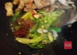 Twice-cooked pork, pork belly, garlic sprouts and Pixian bean paste recipe illustration 4