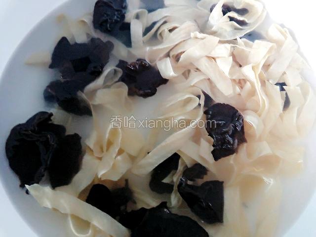 放入盆中浸泡，将泡发的木耳去根，洗净，撕成小朵，放入锅中焯水5分钟