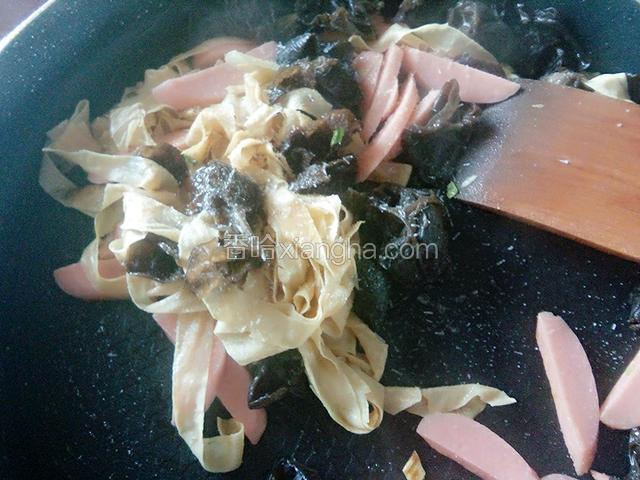 加入白糖、料酒、生抽