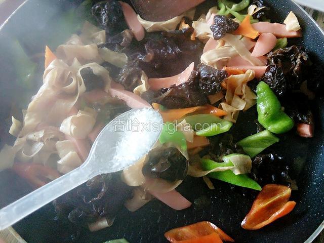 加入盐，鸡精！炒匀