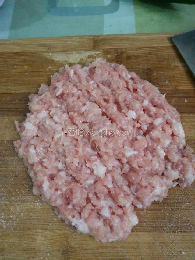 把肉剁成肉泥