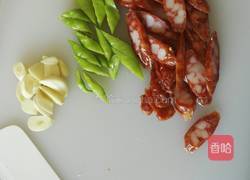 腊肠炒尖椒的做法图解1