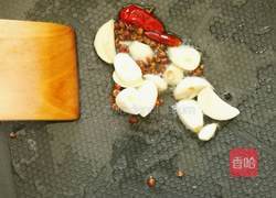 腊肠炒尖椒的做法图解2