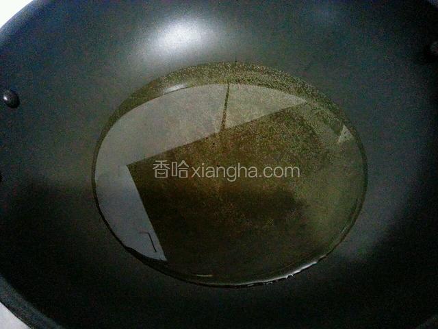 锅里放入适量的油，烧热，转小火