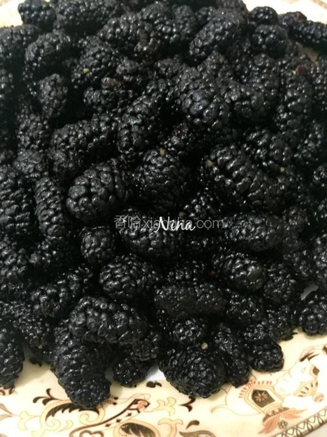 用剪刀剪掉绿色的小枝。