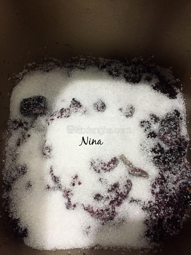 倒上白砂糖腌制2个小时，或者腌制过夜，会产生很多汁水。