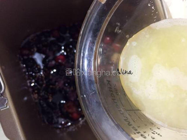 将一颗柠檬榨汁后倒入腌好的桑椹中，选择果酱模式就ok啦。