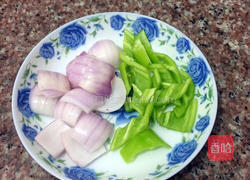 青椒洋葱炒腊肠的做法图解2