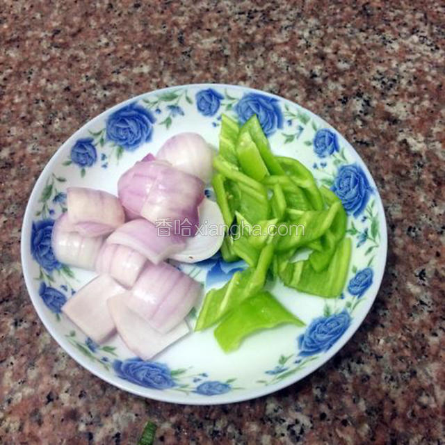 洋葱、青椒洗净都切小块。