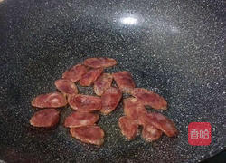 青椒洋葱炒腊肠的做法图解3