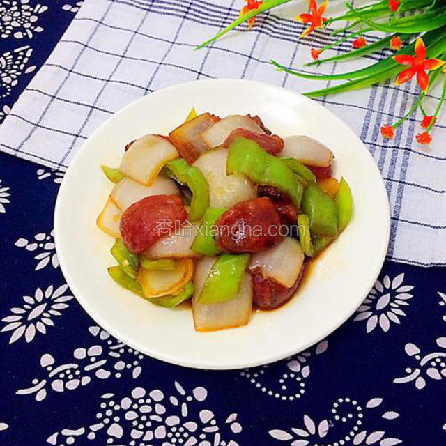 洋葱青椒炒腊肠，喜欢洋葱的香味，配合起来非常好吃。