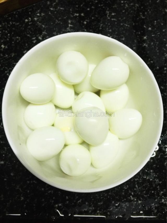 煮好后，用冷水泡十分钟，剥壳，备用