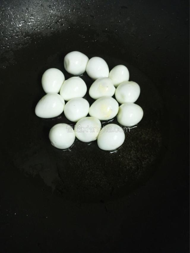 锅里放入适量油，等油七成热，把鹌鹑蛋倒入