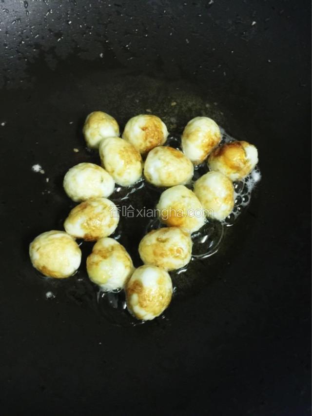 炸至鹌鹑蛋皮起泡，金黄色即可