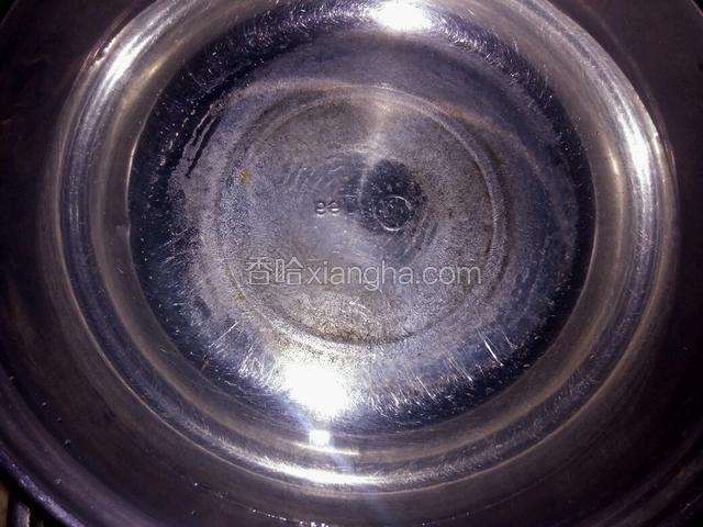 锅里加水烧开