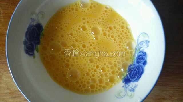 鸡蛋先搅拌均匀