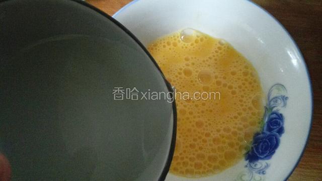 加入适量的水和盐再搅拌